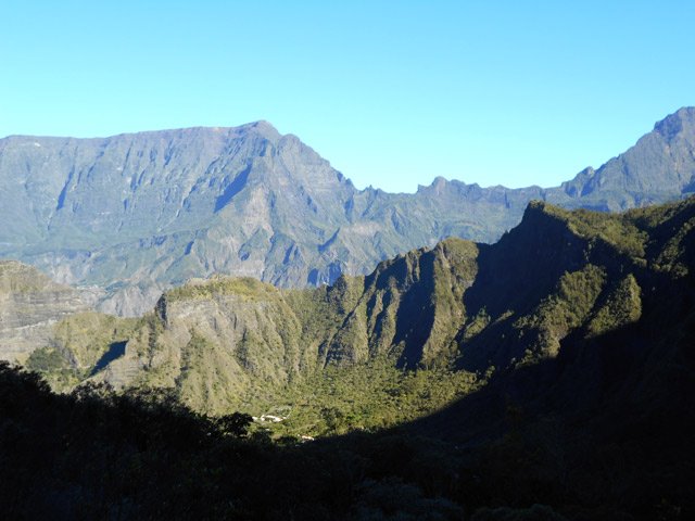 Larges panoramas sur Cilaos et le Grand Bénare