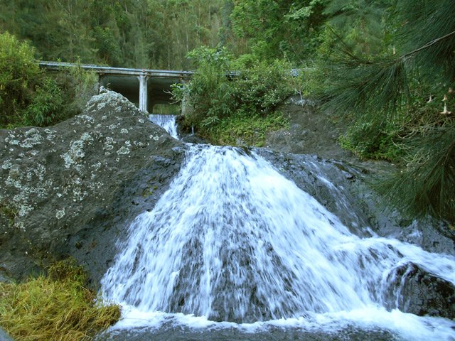 Les petites cascades en-dessous du radier