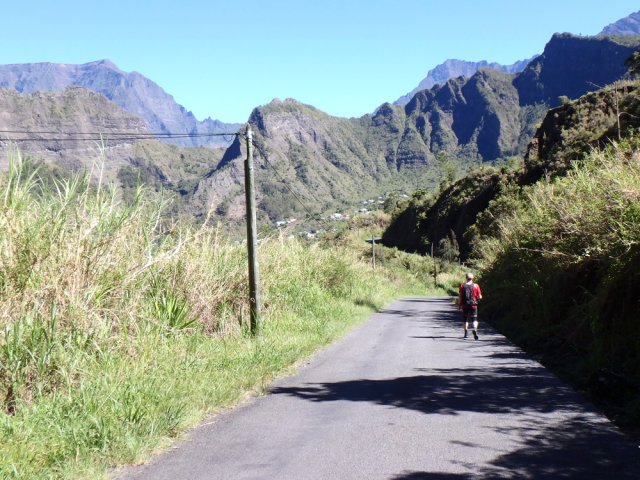 Profiter du goudron pour apprécier les paysages sur le cirque