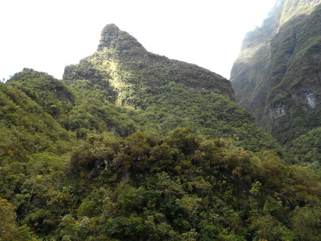 Le sud du Bonnet de Prêtre depuis une trouée en bord de précipice