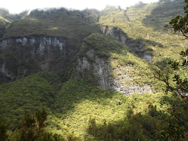 Les flancs déchiquetés du Rempart des Calumets