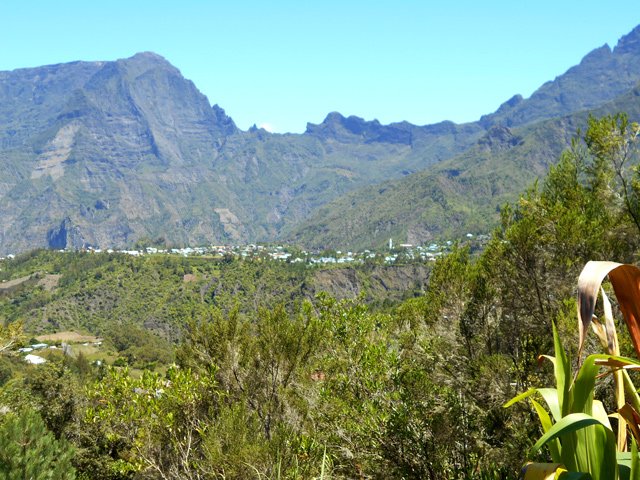 Larges vues sur Cilaos et la Crête des Salazes depuis le sentier