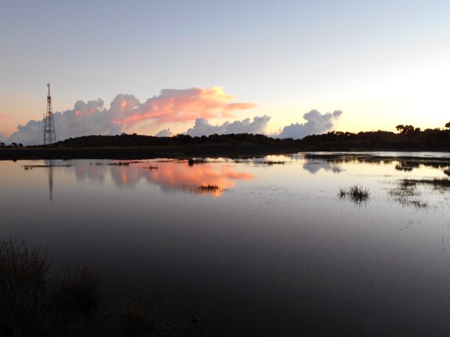 L'étendue d'eau recouvrant le fond du cratère du Piton de Sable au lever du soleil sur le Textor