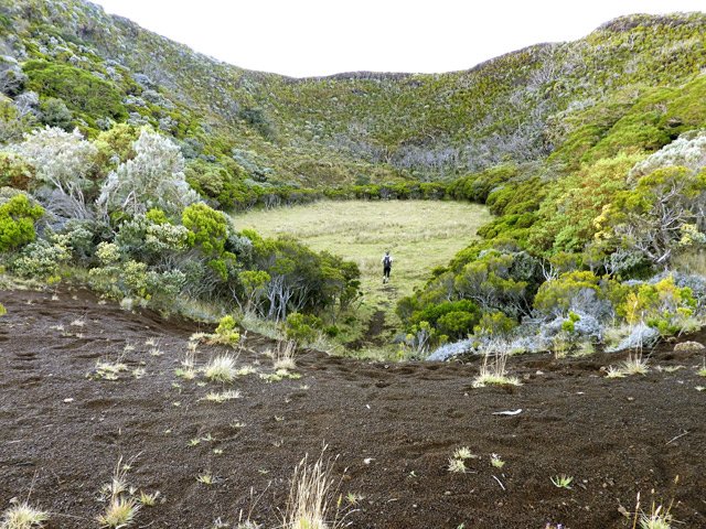 Le fond du cratère du Piton de Caille n'a pas d'eau malgré les dernières fortes pluies