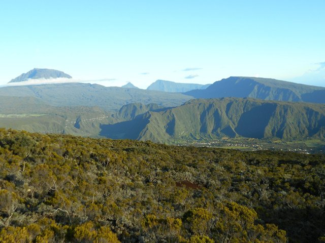 Premiers points de vue sur le Piton des Neiges et le Mazerin au lever du soleil
