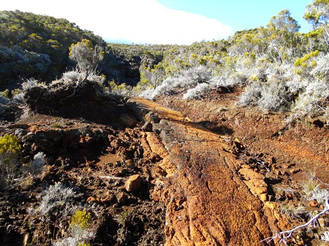 L'oxyde de fer de ce tunnel de lave lui donne une très belle couleur orangée