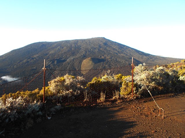 Un vrai balcon protégé de grillage pour profiter du panorama ou du spectacle en cas d'éruption