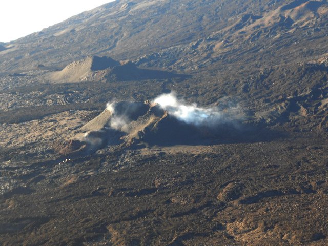 Des fumeroles dues à la chaleur dégagée par la précédente éruption