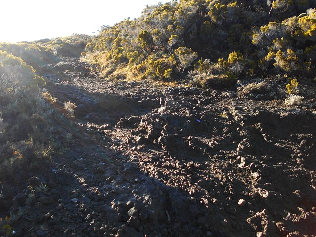 La piste, très caillouteuse aux abords du Piton de Partage