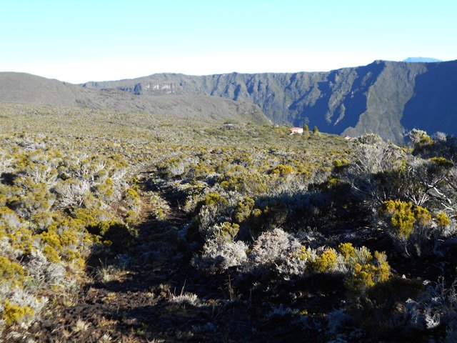 La piste descend vers le gîte mais remonte très vite vers le Pas de Bellecombe
