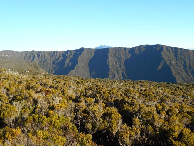 La vallée du Fond de la Rivière de l'Est et le gîte, à gauche