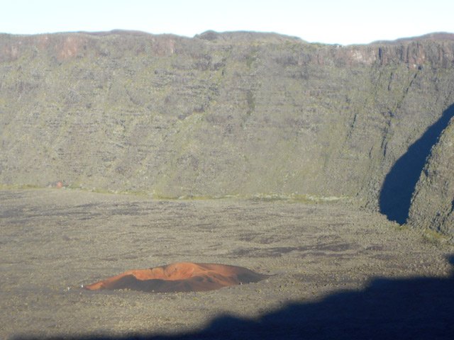 Le Formica Leo n'est plus dans l'ombre quand on arrive au Piton de Partage