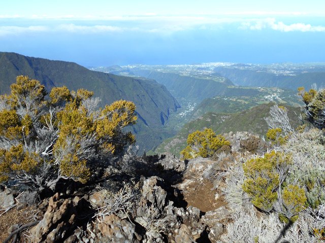 Dans la descente, panoramas sur Grand Coude, Grand Galet et Saint-Joseph
