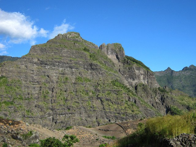 Le Gros Morne de Gueule Rouge et ses champs de lentilles