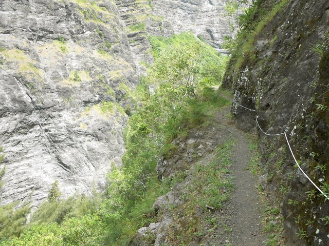 Passage étroit mais heureusement protégé par câble