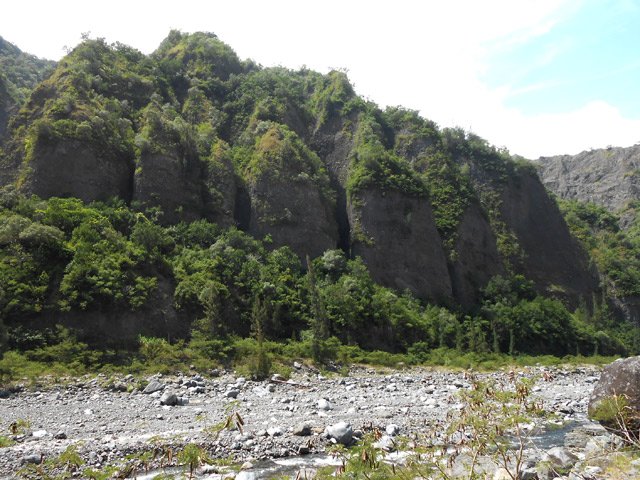 L'érosion poursuit son œuvre en découpant tous les massifs