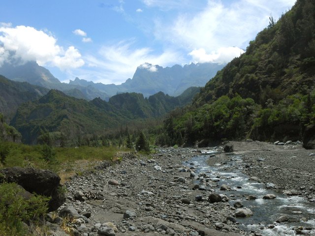 Beaux panoramas sur le Grand Bénare et le Gros Morne durant la remontée de la rivière