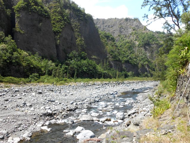 Le lit de galets montre qu'il peut être plus large en cas de crue