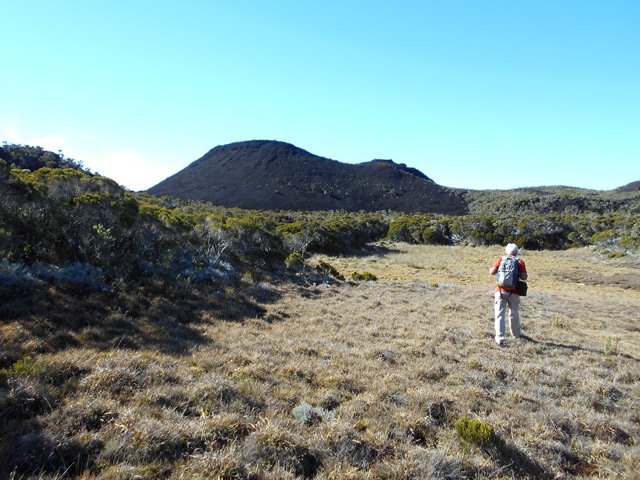 Traversée d'une zone herbeuse pour se rendre au cratère n°2