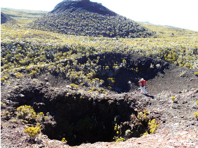 Le cratère n°8 de plus près. Attention de ne pas glisser dans ce puits sans fond