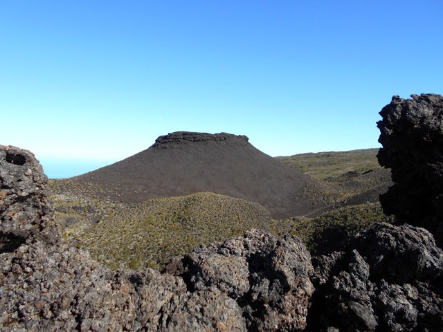Le cratère n°13 vu des créneaux de la lèvre du n° 12