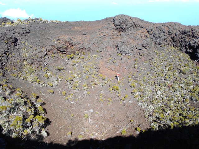 Descente un peu vertigineuse au fond du cratère n° 14