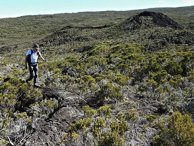 Transition vers le 15 par des tunnels de lave servant de sentier