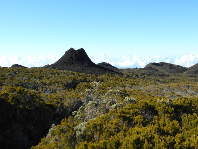 On s 'approche du cratère 1 pour une première courte escalade