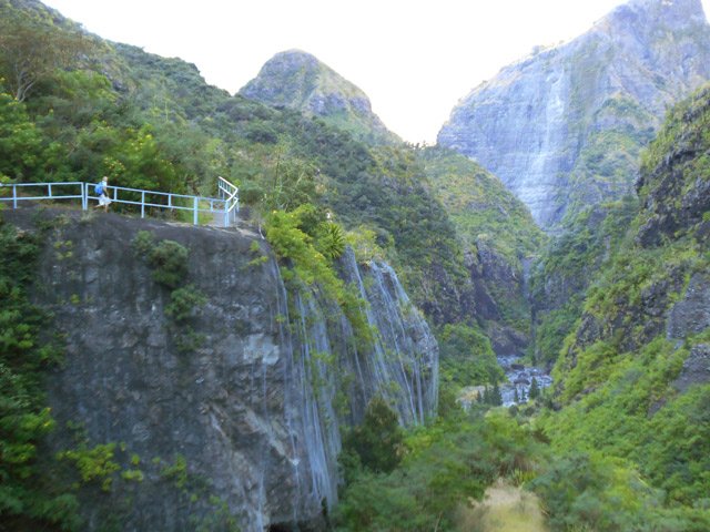 Les débuts très raides du sentier vers Grand Place et Cayenne