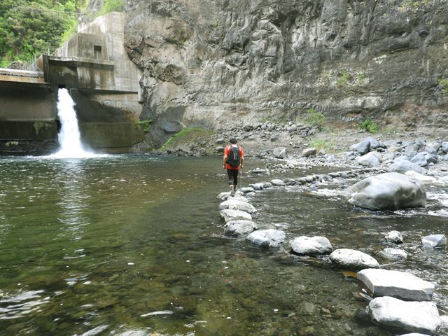 Le gué du barrage dans un endroit sauvage et escarpé