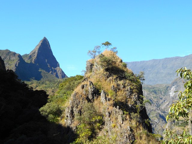 Début de la descente avec belles vues sur le Piton des Calumets