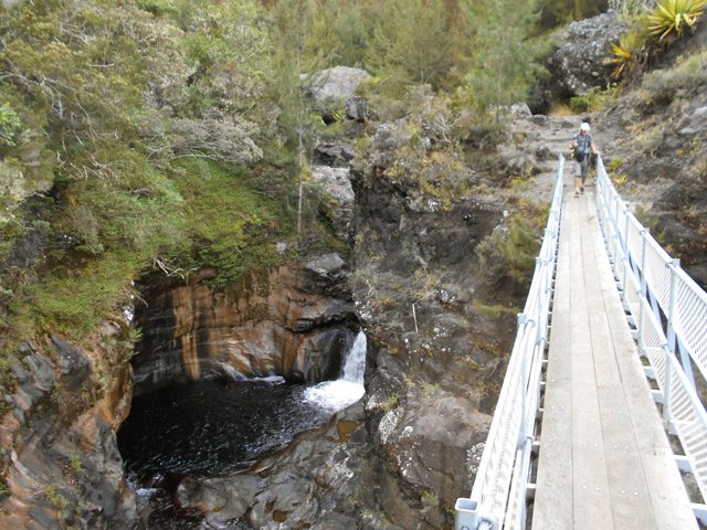 Franchissement de la passerelle Joset Ethève au-dessus des bassins