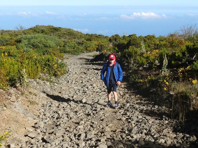 Le béton est remplacé par des cailloux, heureusement de petite taille