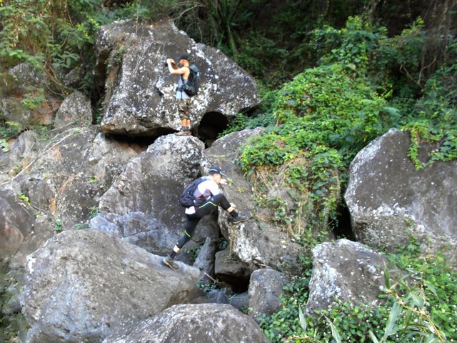 Quelques zones rocheuses nécessitent un peu d'escalade sans danger
