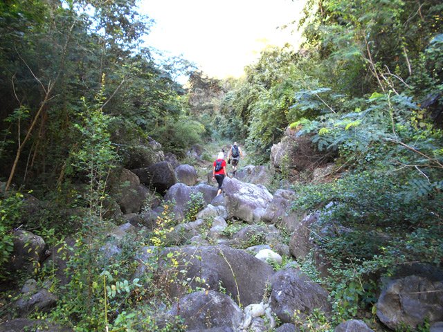 Le retour sur les roches du fond de ravine à sec