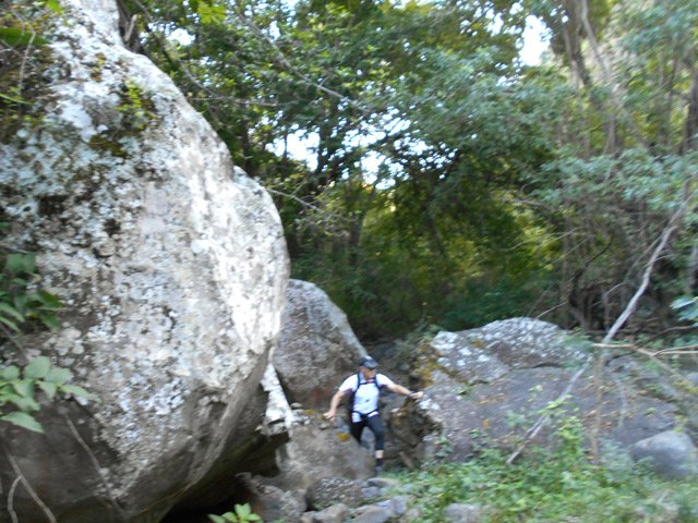 Quelques rochers tombés de la falaise sont imposants