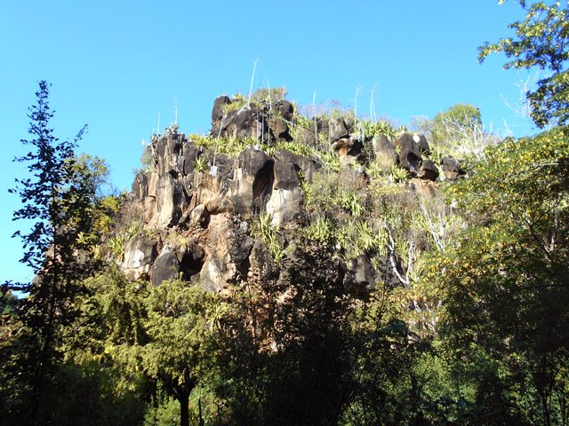 La falaise vers le début de la route de Maison Rouge