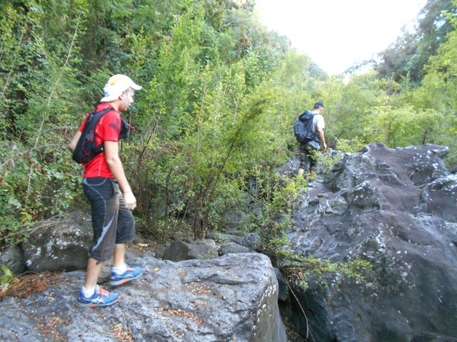 Pas de sentier mais des rochers faciles et qui accrochent bien