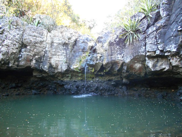 Vaste bassin aux parois basaltiques abritant de larges grottes