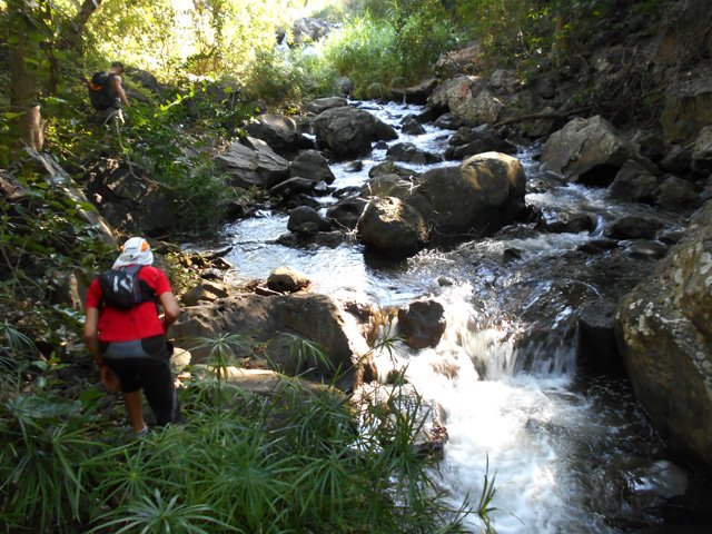 Pas de sentier mais passage facile en rive droite