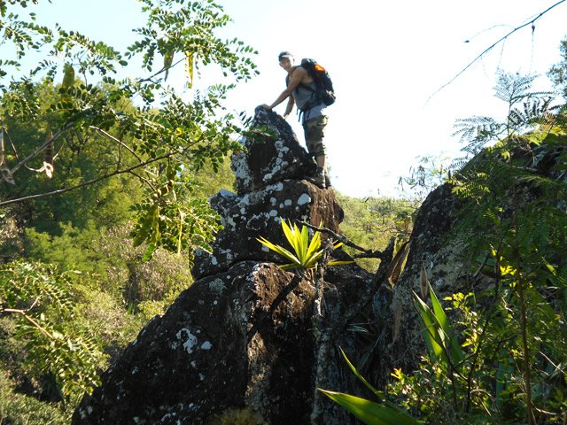 Un rocher en forme de lutin pour profiter du spectacle du bassin 30 mètres en-dessous