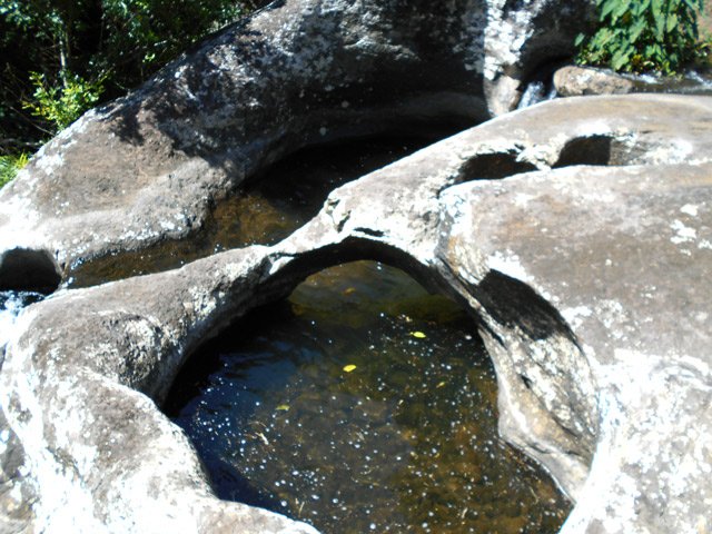 Il comporte marmites et arches naturelles