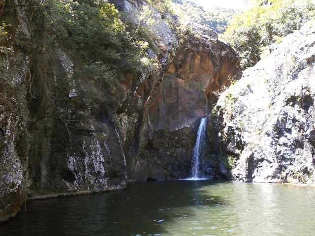 Ce grand bassin profond comporte une digue basaltique naturelle