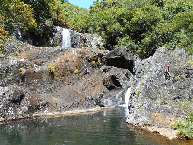 Il faut descendre en rive gauche sur les rochers sans trace de sentier