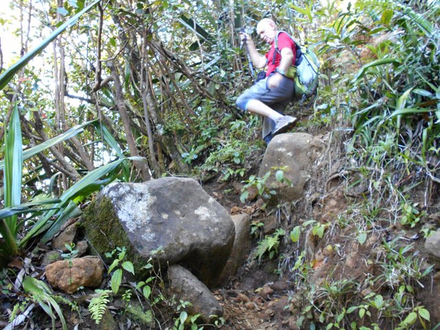 La descente est forte sur les rochers et la terre glissante