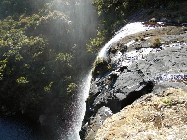 Les éclaboussures, 20 mètres plus bas, créent de la brume