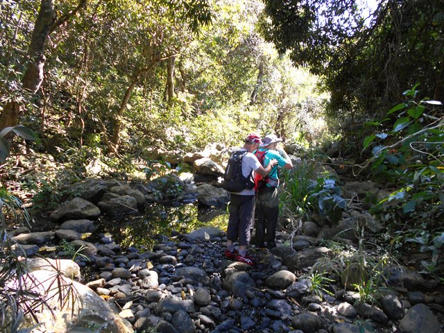 Quand il y a de l'eau, préférer les bribes de sentier en rive droite