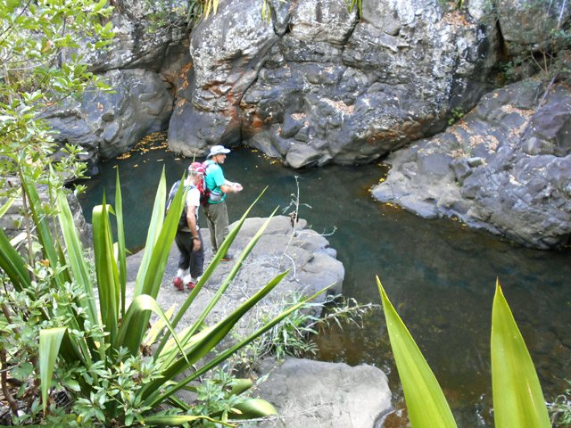 On peut quitter le sentier pour s'approcher des bassins