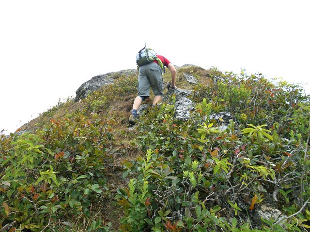 Se pencher vers l'avant en raison de la pente et du vent fort