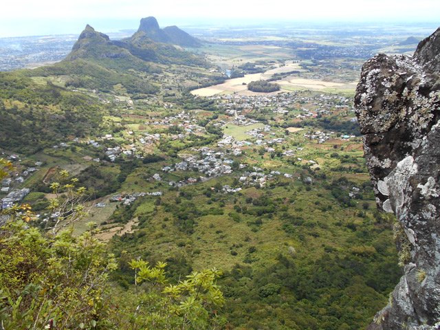 Très rocheux le sommet propose d'impressionnants panoramas